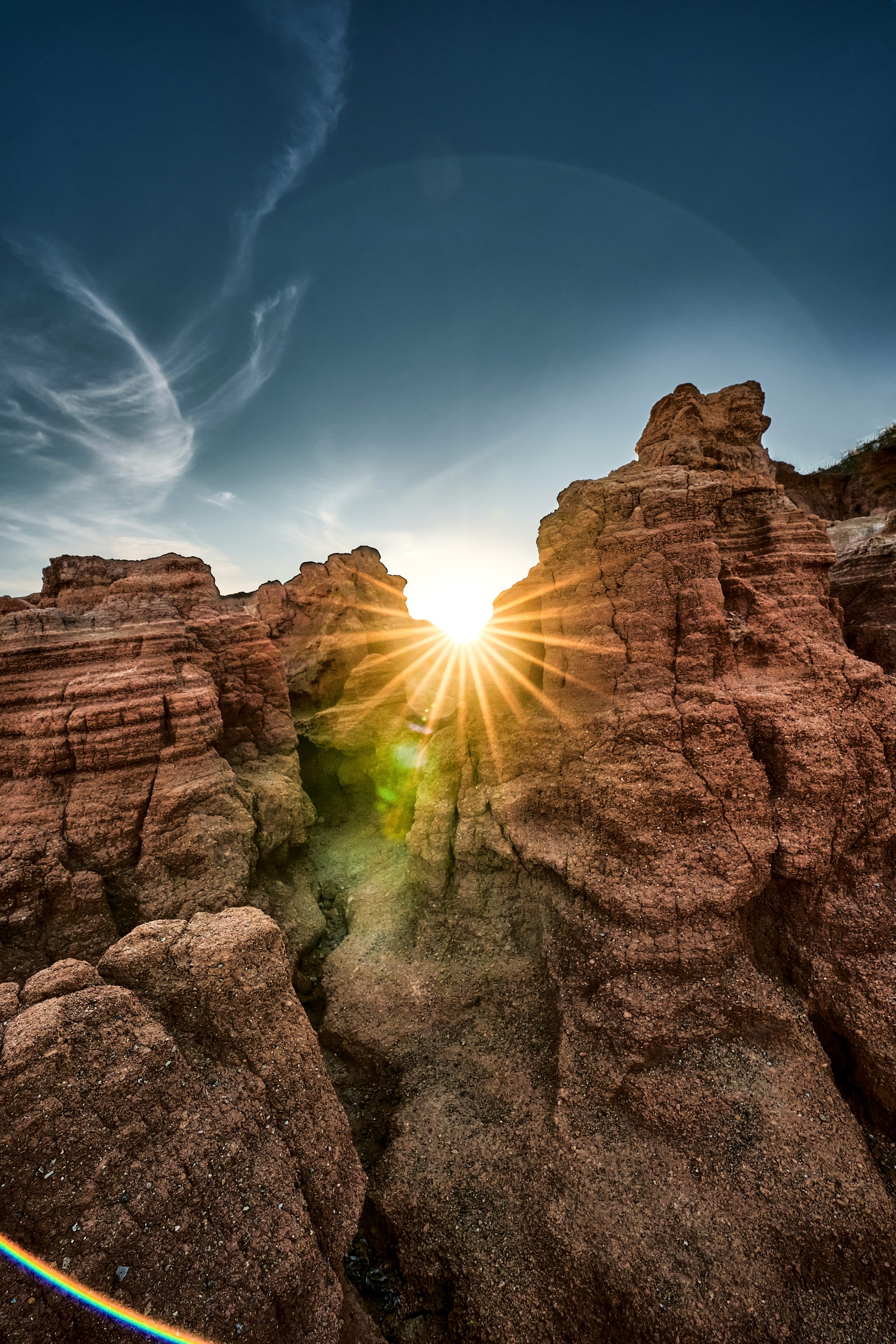 Arafed view of a canyon with a bright sun in the background (cloud, atmosphere, world, natural landscape, mountain)