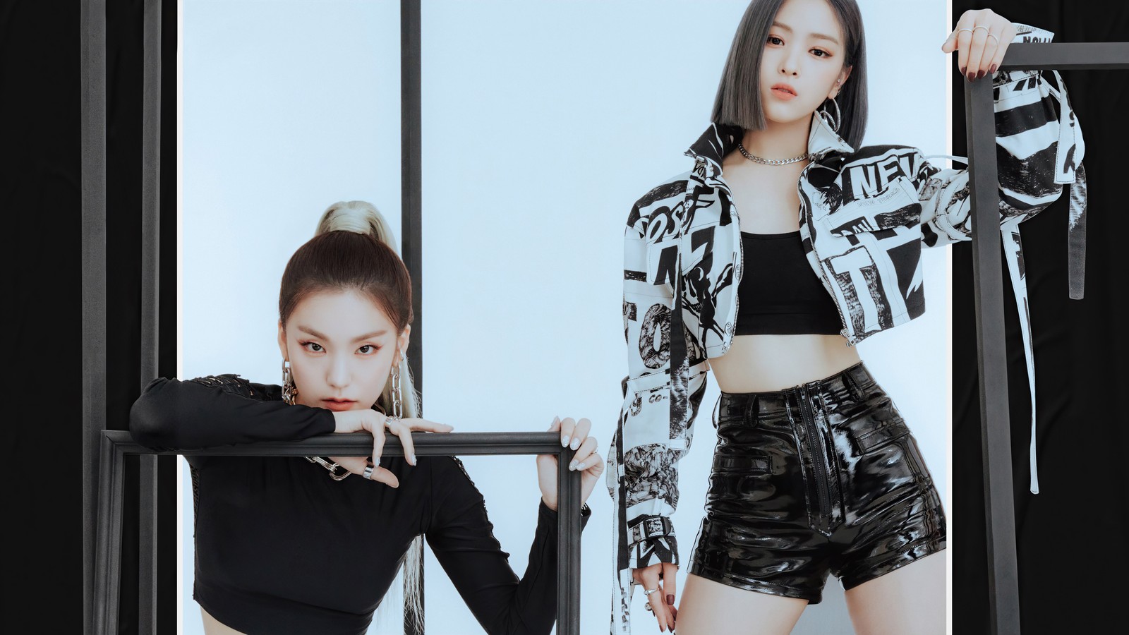 Dos mujeres en atuendos en blanco y negro posando para una foto (itzy, 있지, kpop, chicas, k pop)