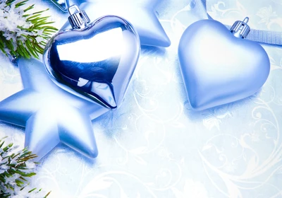 Adornos navideños en forma de corazón y estrella azul eléctrico