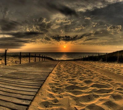 Camino de playa sereno al atardecer