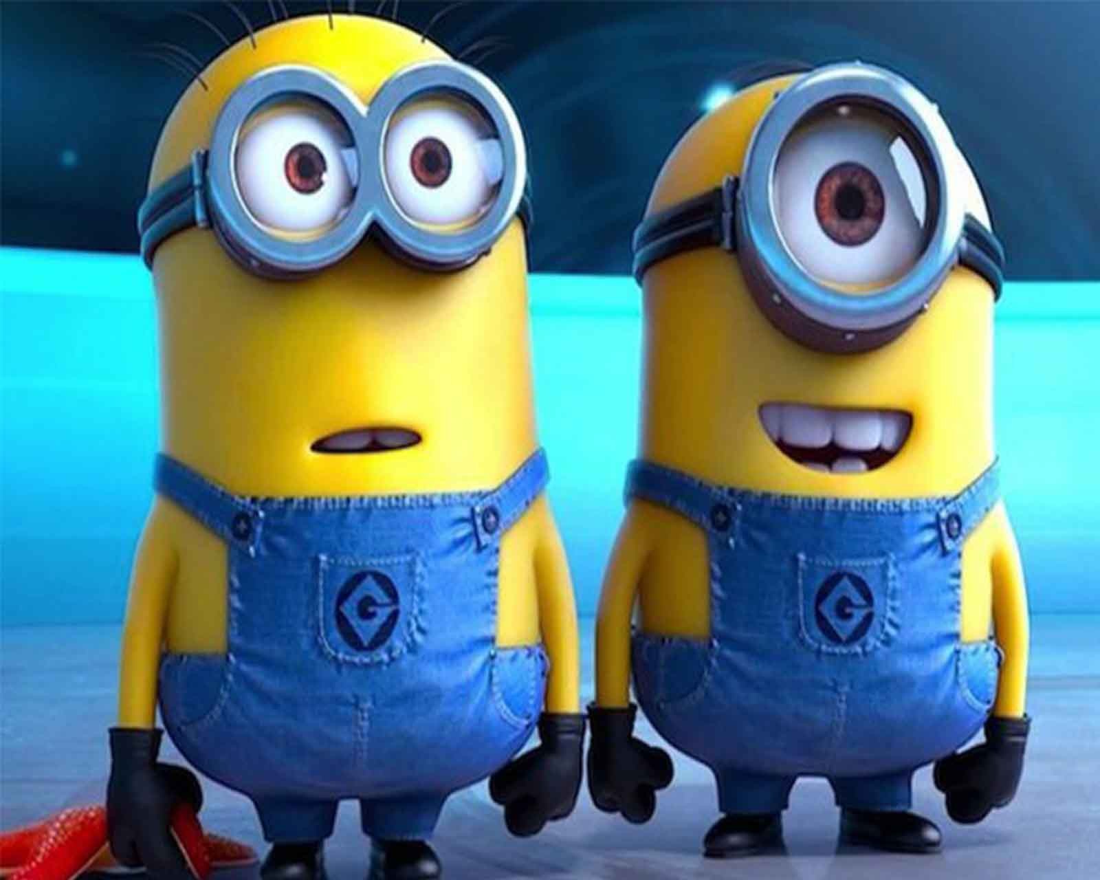 Deux minions se tiennent côte à côte avec une chaussure rouge (mignon, minions)