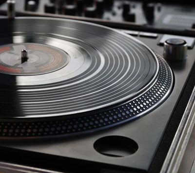 Primer plano de un disco de vinilo en un tocadiscos de DJ