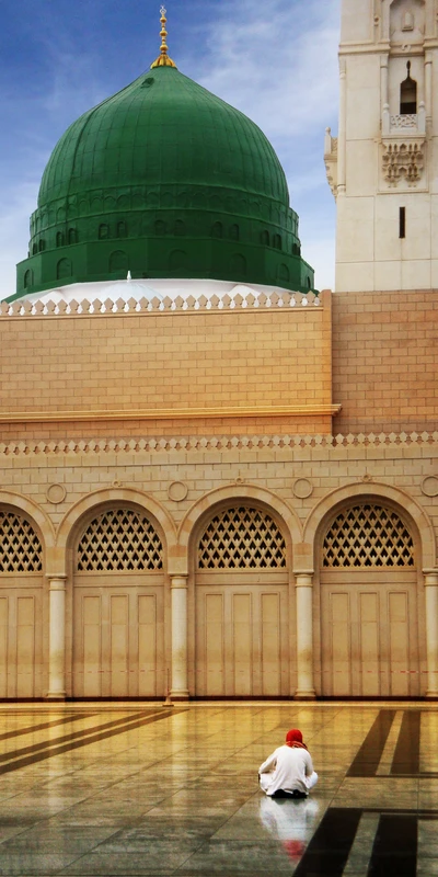 Contemplation à la Mosquée du Prophète à Médine