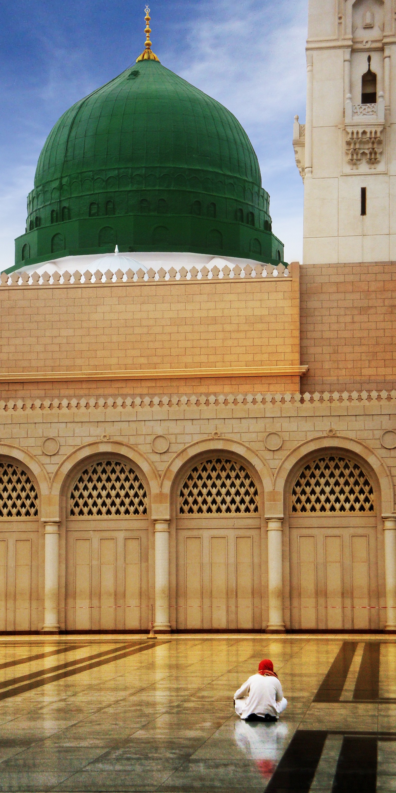 Araffe sitting in front of a green dome in a mosque (islam, madina, madinah, masjid nabawi, masjid rasulullah)