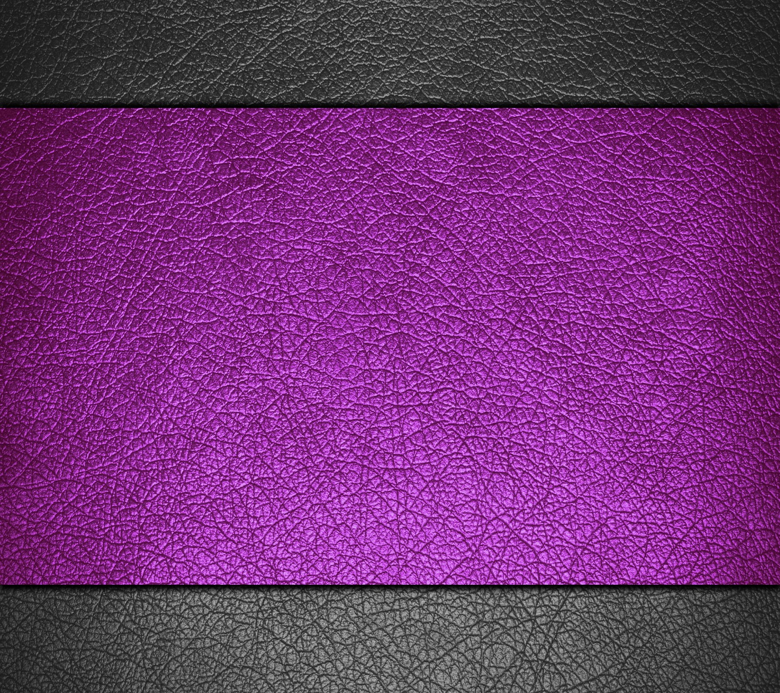 Um fundo de couro roxo e negro com uma faixa metálica (abstrato, colorido, design, tecido, couro)