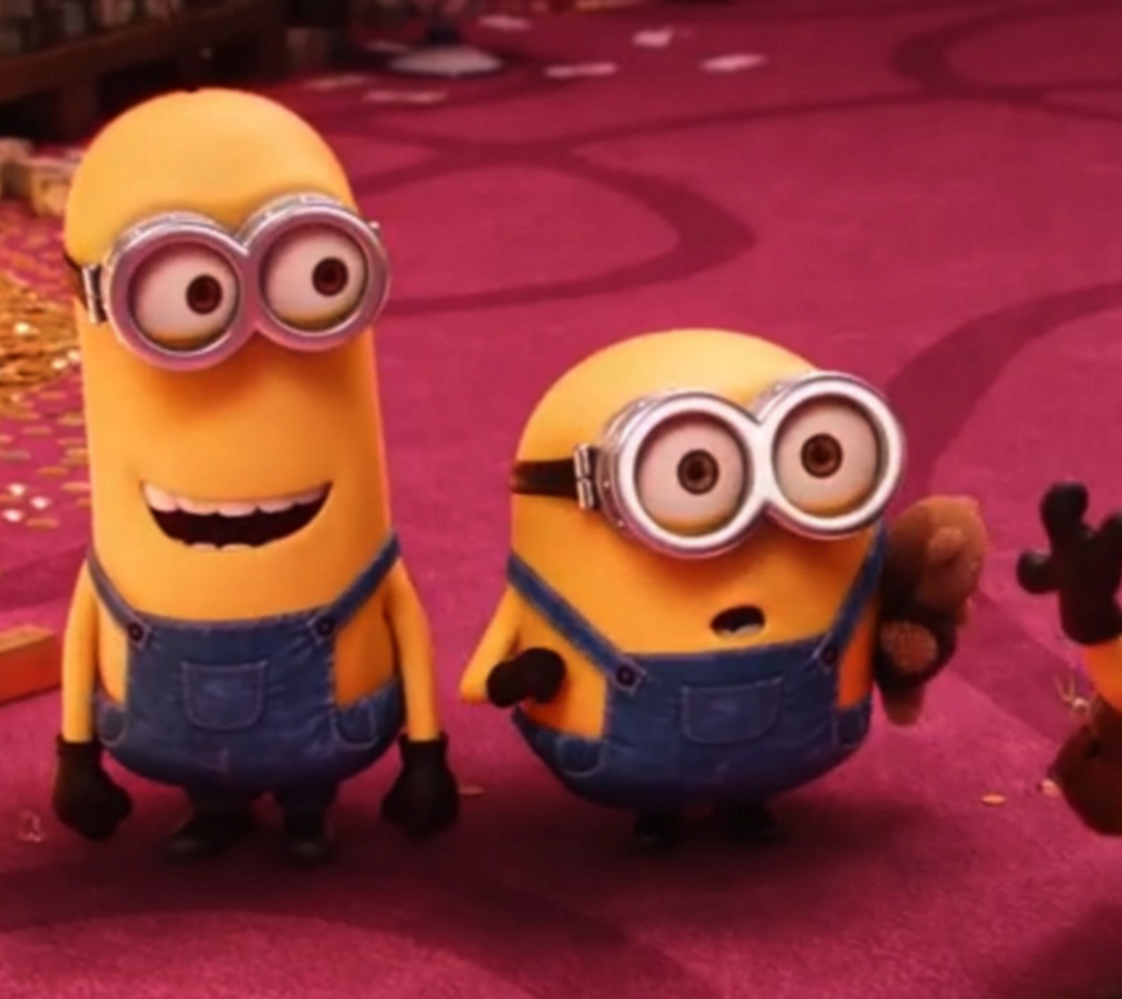 Trois minions se tiennent côte à côte sur un tapis violet (banane, des dessins animés, amis, minions)