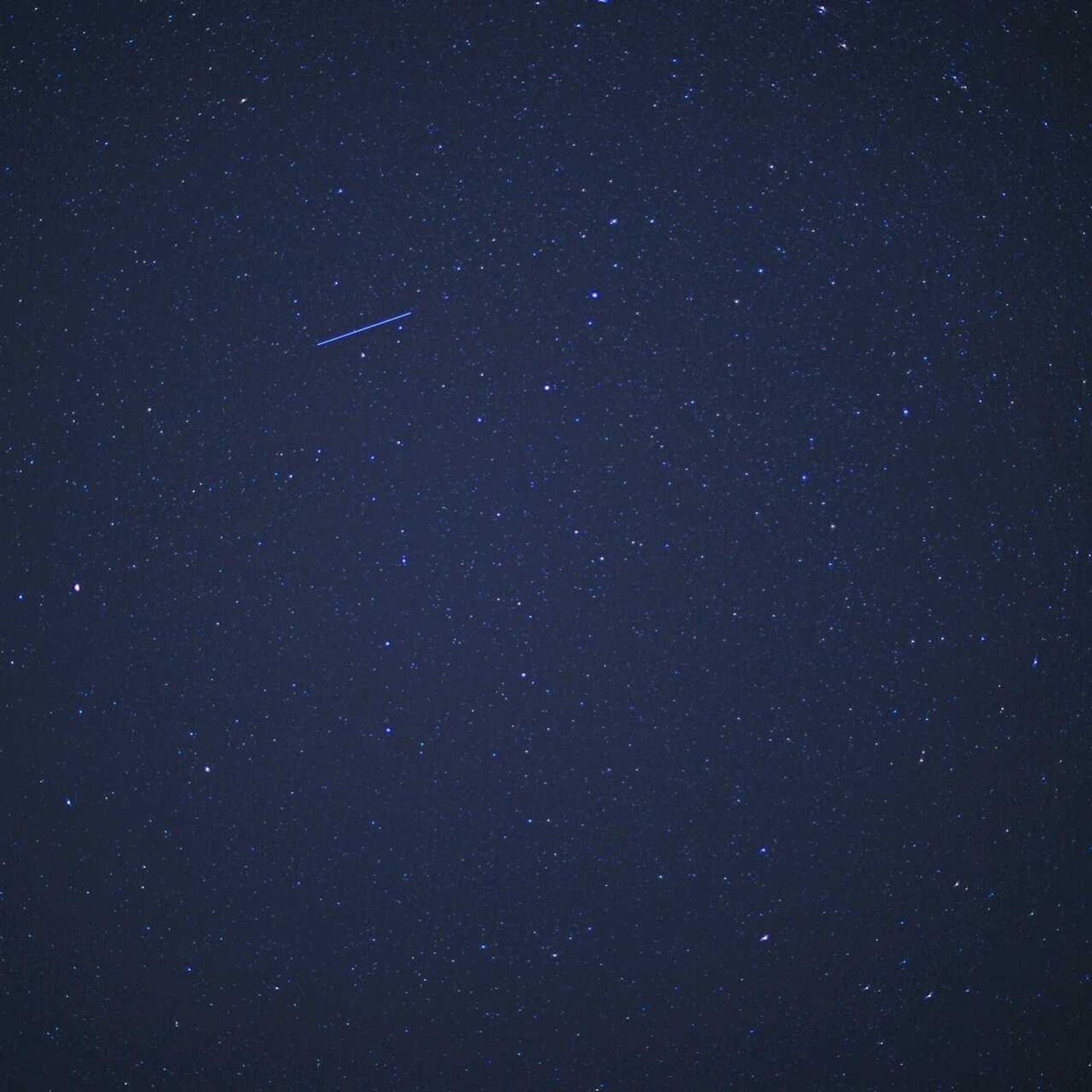 Ein artefaktbild eines flugzeugs, das durch den nachthimmel fliegt. (nacht, himmel, sterne, blau)