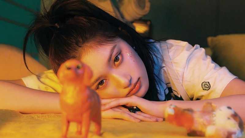 There is a young girl laying on a bed with a toy horse (ive, kpop, 아이브, korean, girl group)