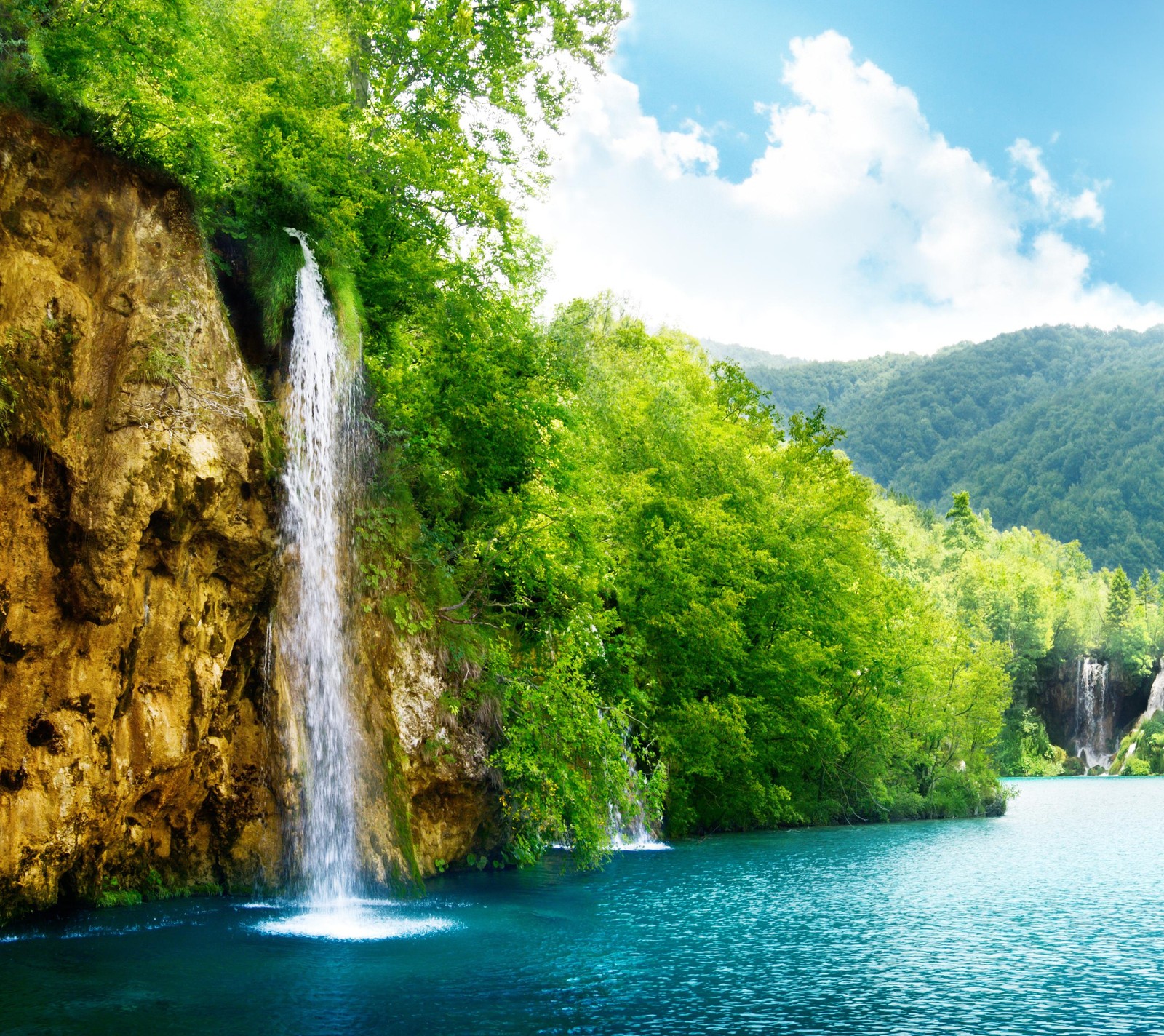 Uma cachoeira no meio de um lago cercado por árvores (hd, natureza, cachoeira)