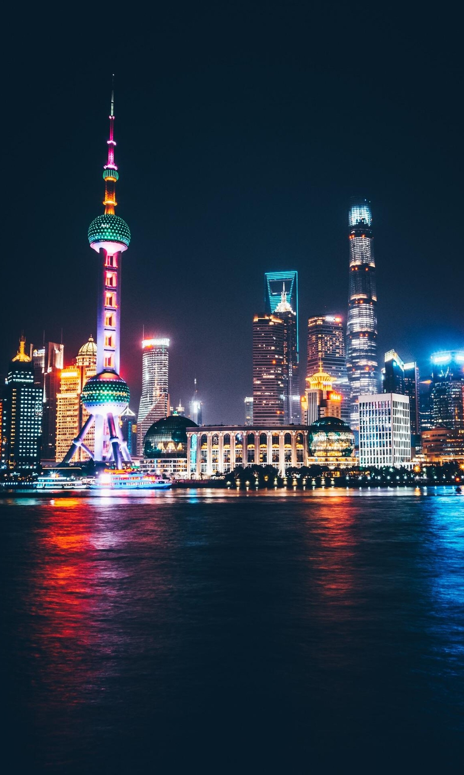 Vista árabe de un horizonte urbano por la noche con un barco en el agua (edificios, canadá, china, china skyline, nubes)