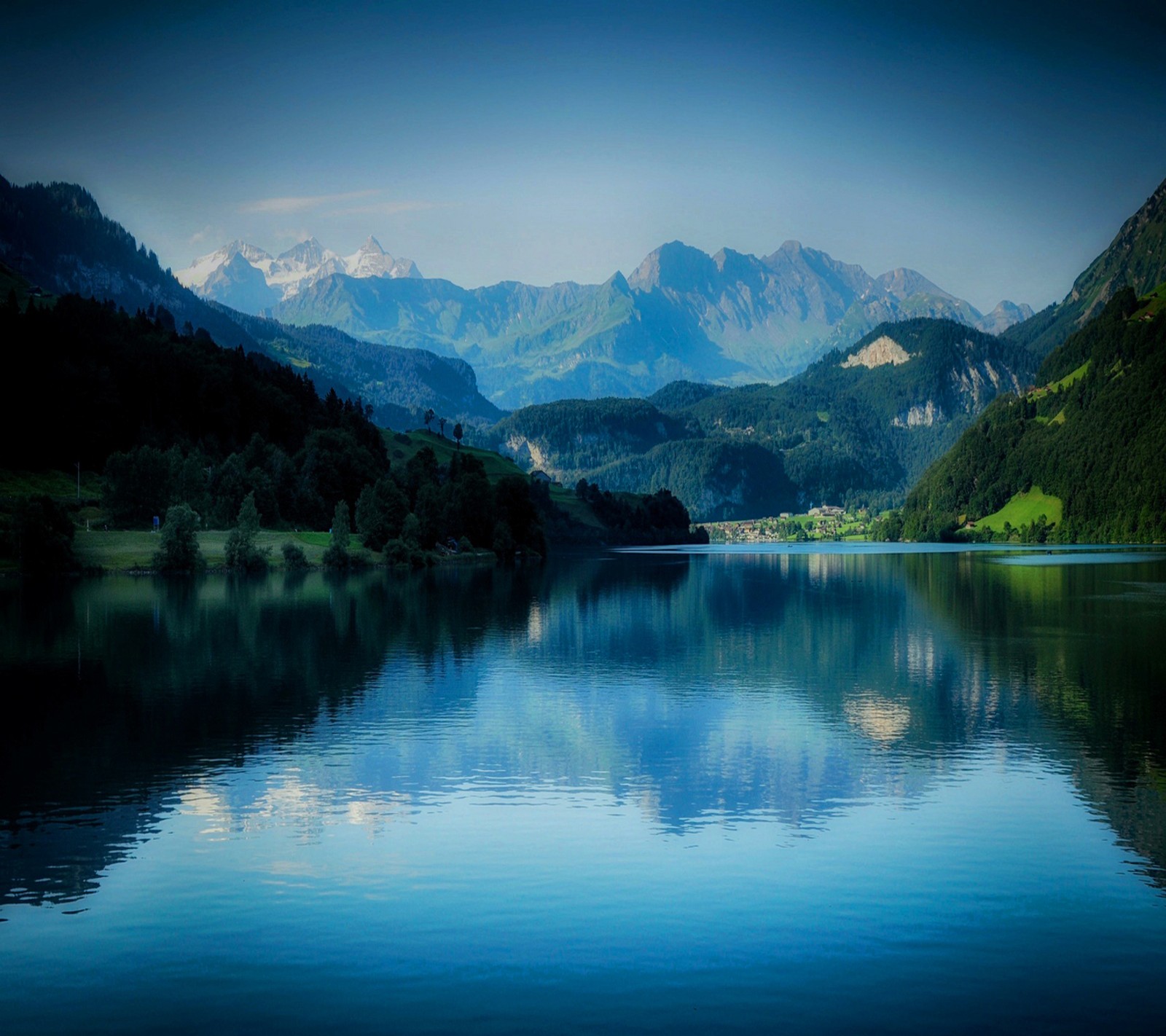 Mountains are reflected in the water of a lake (landscape, water)