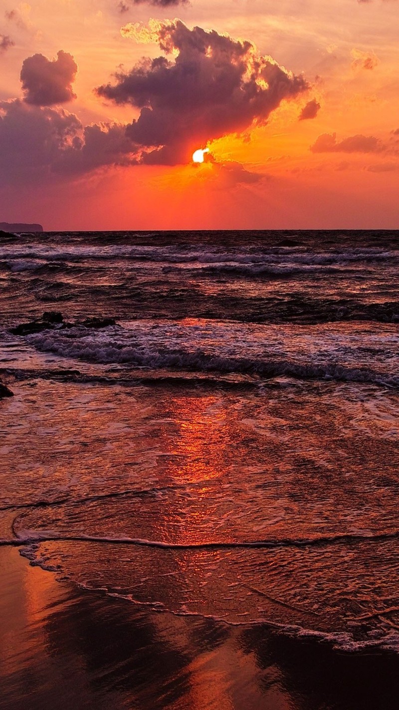 Закат на пляже с волнами и серфером в воде (море, побережье)