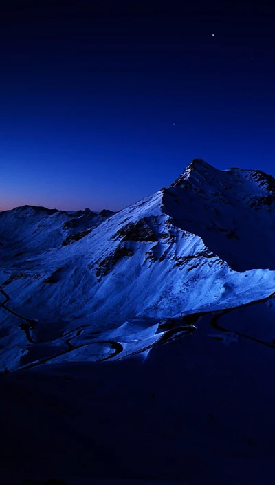 Majestätische Berglandschaft bei Dämmerung