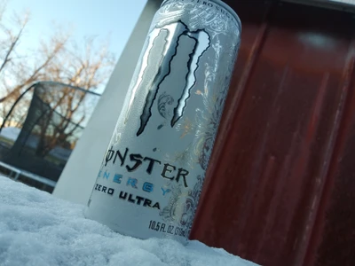 Lata de Monster Energy Zero Ultra em superfície nevada