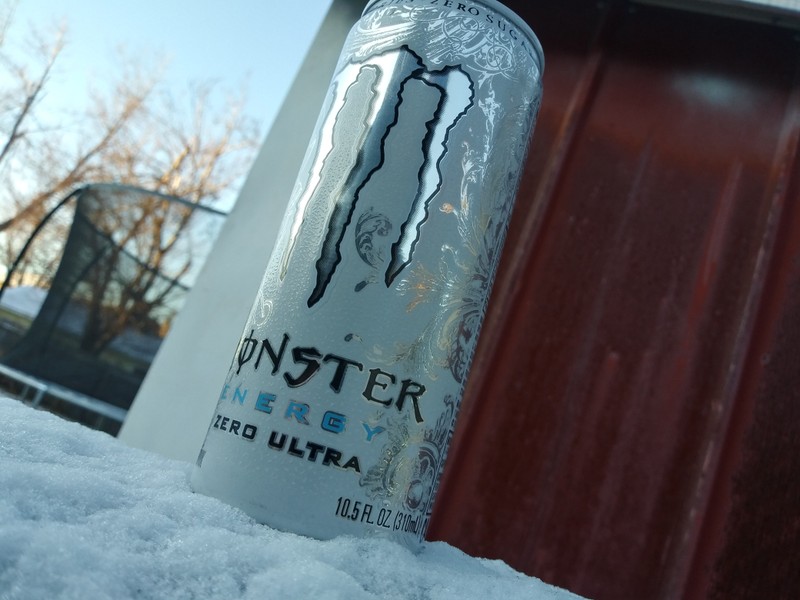 Крупный план банки monster energy, стоящей в снегу (энергия, монстр, снег)