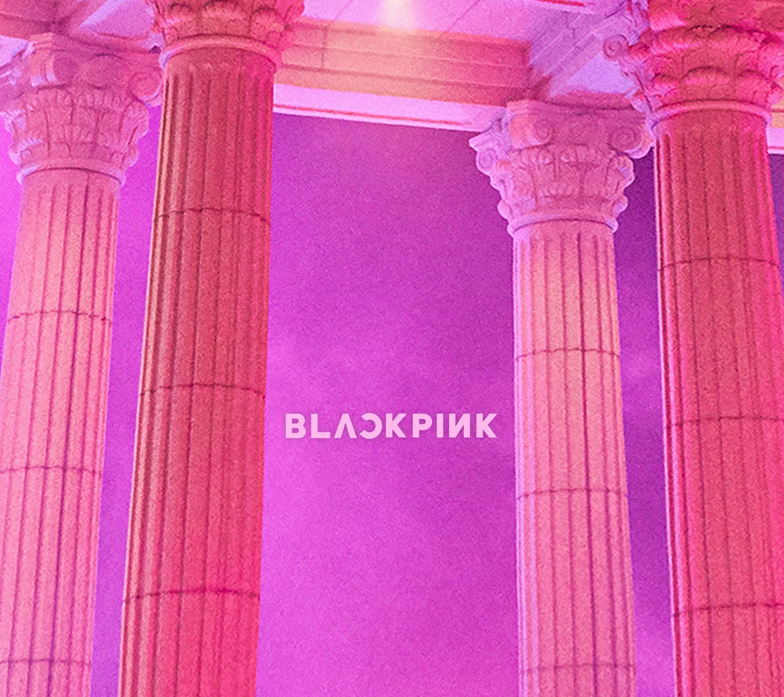 Há três pilares com uma placa que diz blackpink (blackpink, capa de single, coreano, kpop)