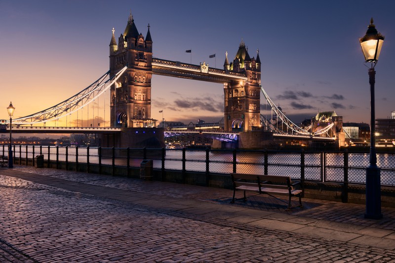 Арабское изображение тауэрского моста на закате с скамейкой перед ним (tower bridge, река темза, лондонская башня, мост, достопримечательность)