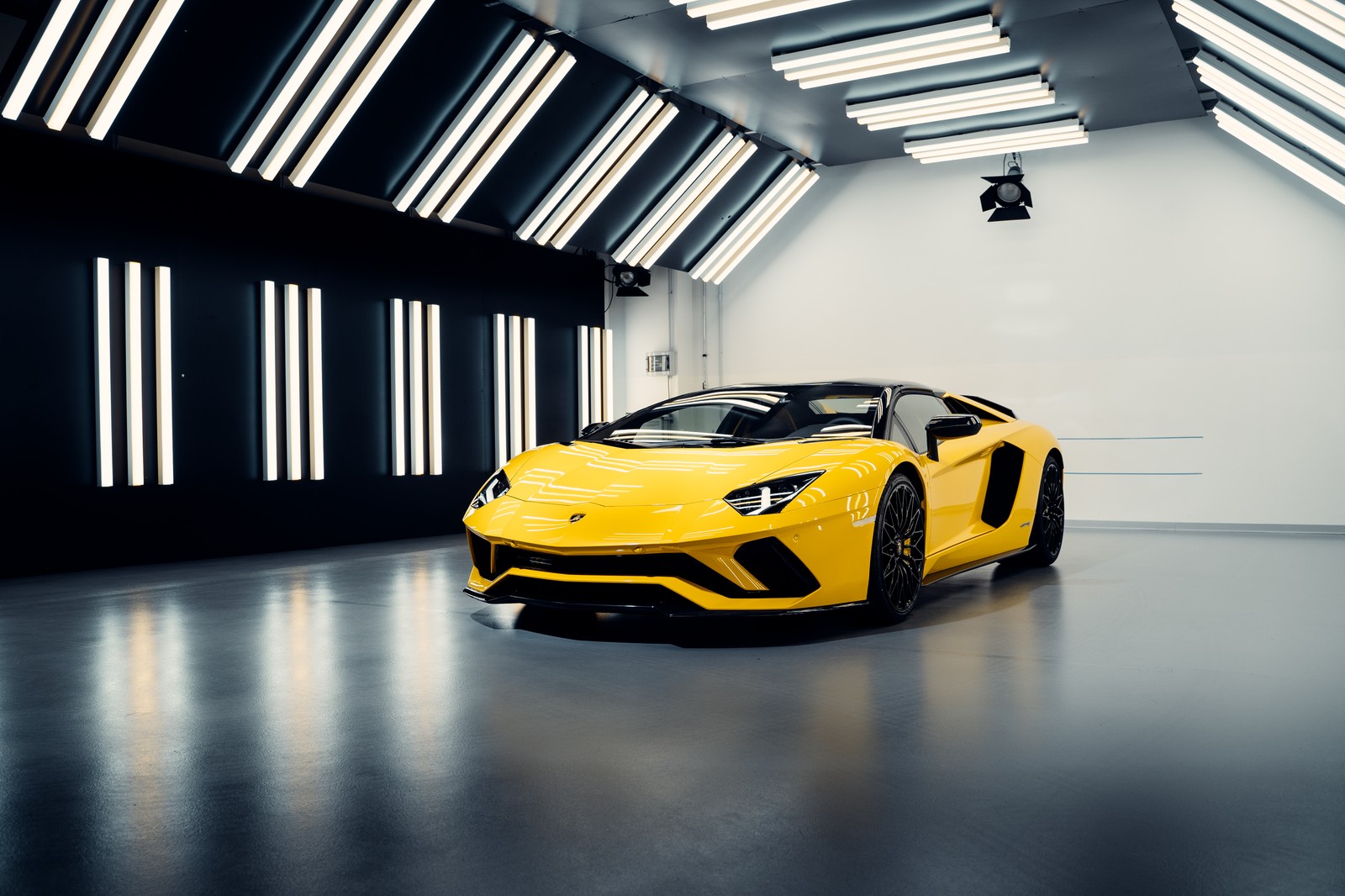 Une voiture de sport jaune garée dans une grande pièce avec une lumière allumée (lamborghini aventador, supercars, 5k, voitures, fond décran 4k)