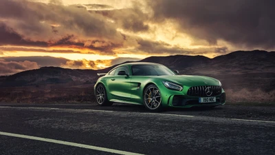 Mercedes-Benz AMG GT в ярко-зеленом цвете на фоне драматического заката