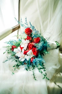 Bouquet floral élégant avec des roses rouges et des orchidées blanches