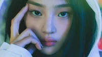 Minji do NewJeans irradia um encanto sobrenatural com olhos cativantes e uma expressão suave, incorporando a essência do K-pop.