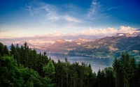 Vista cênica do Lago de Zurique cercado por majestosas montanhas e florestas exuberantes