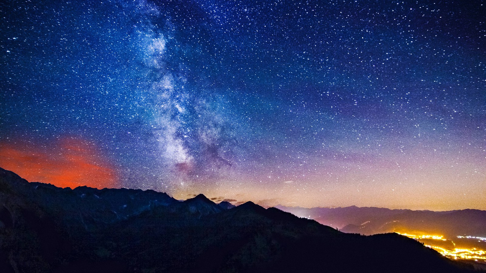 Um céu noturno com estrelas e a via láctea sobre as montanhas. (via láctea, galáxia, atmosfera, montanha, paisagem natural)