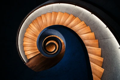 Elegante escalera de madera en espiral iluminada en un diseño de vórtice en espiral