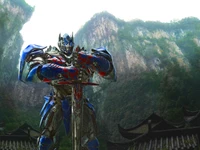 Optimus Prime em meio a montanhas majestosas: Uma fusão de aventura e fantasia