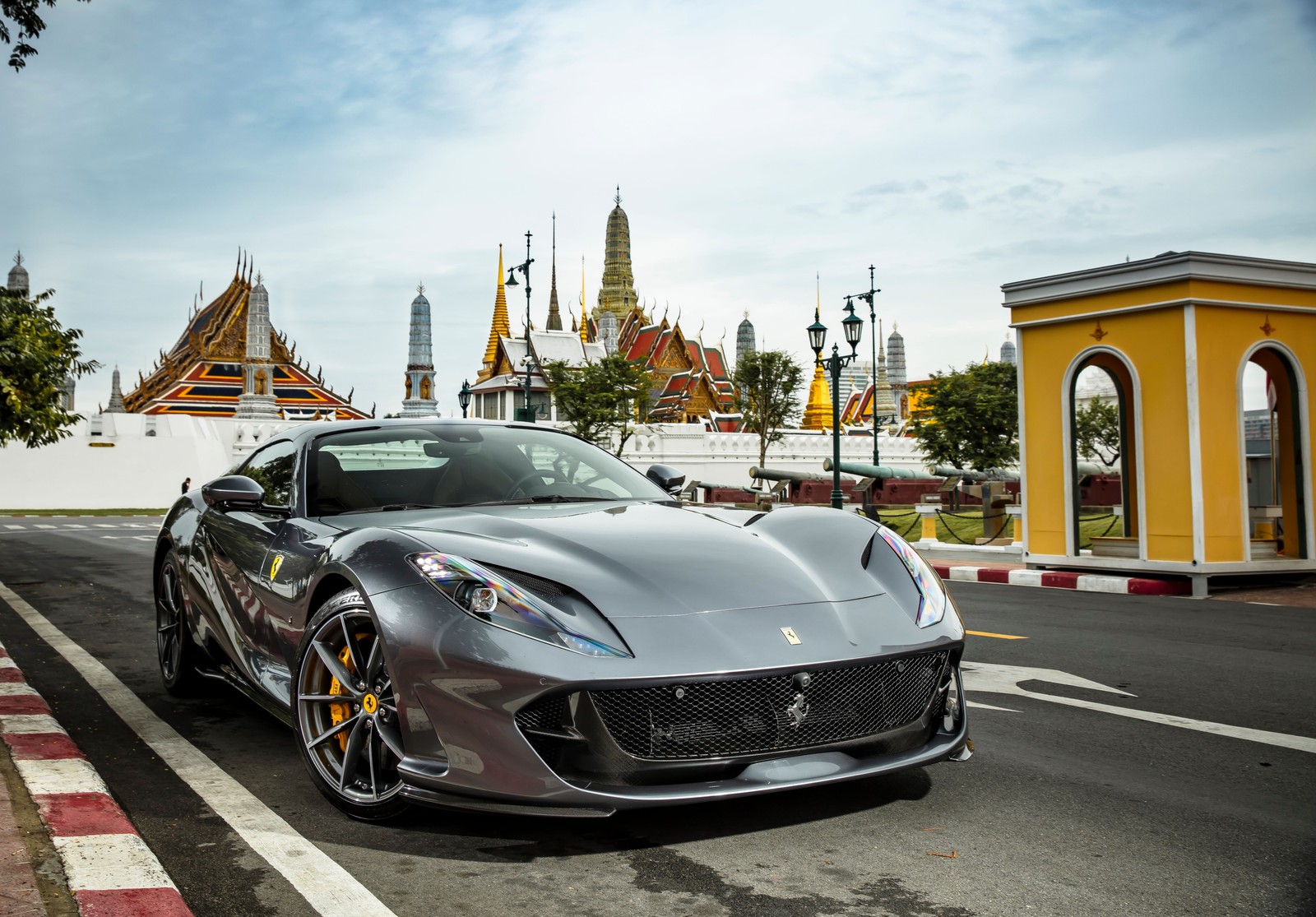 Eine nahaufnahme eines silbernen sportwagens, der auf der straße geparkt ist (ferrari 812 gts, luxus sportwagen, 5k, autos, 4k hintergrund)