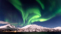 Aurora majestueuse sur paysage arctique