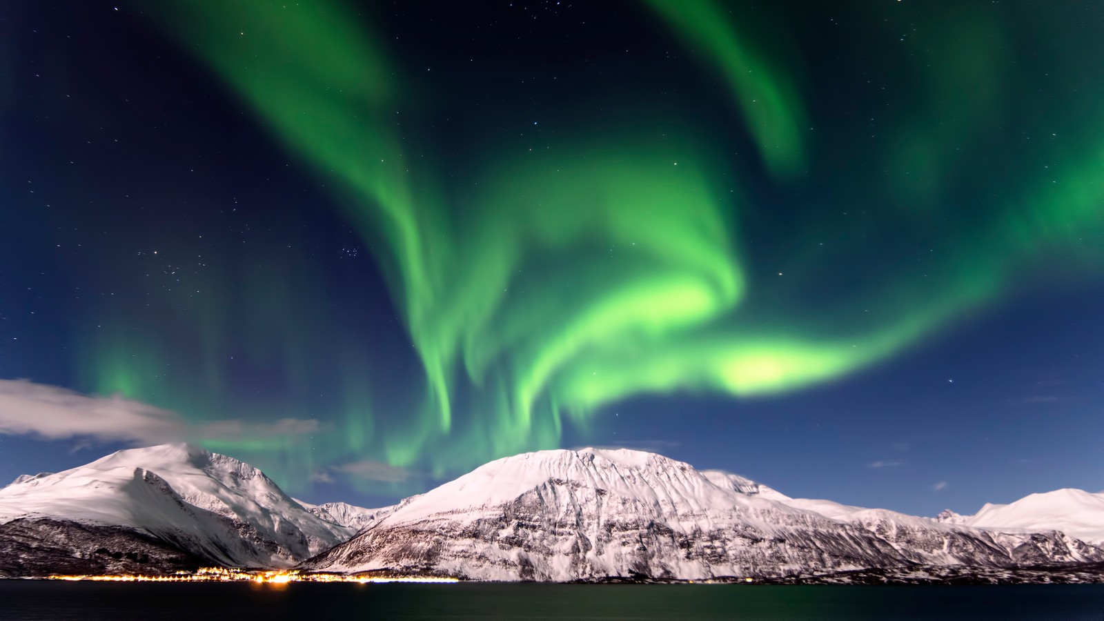 A aurora boreal sobre as montanhas e a água na noruega (aurora, natureza, atmosfera, ártico, noite polar)