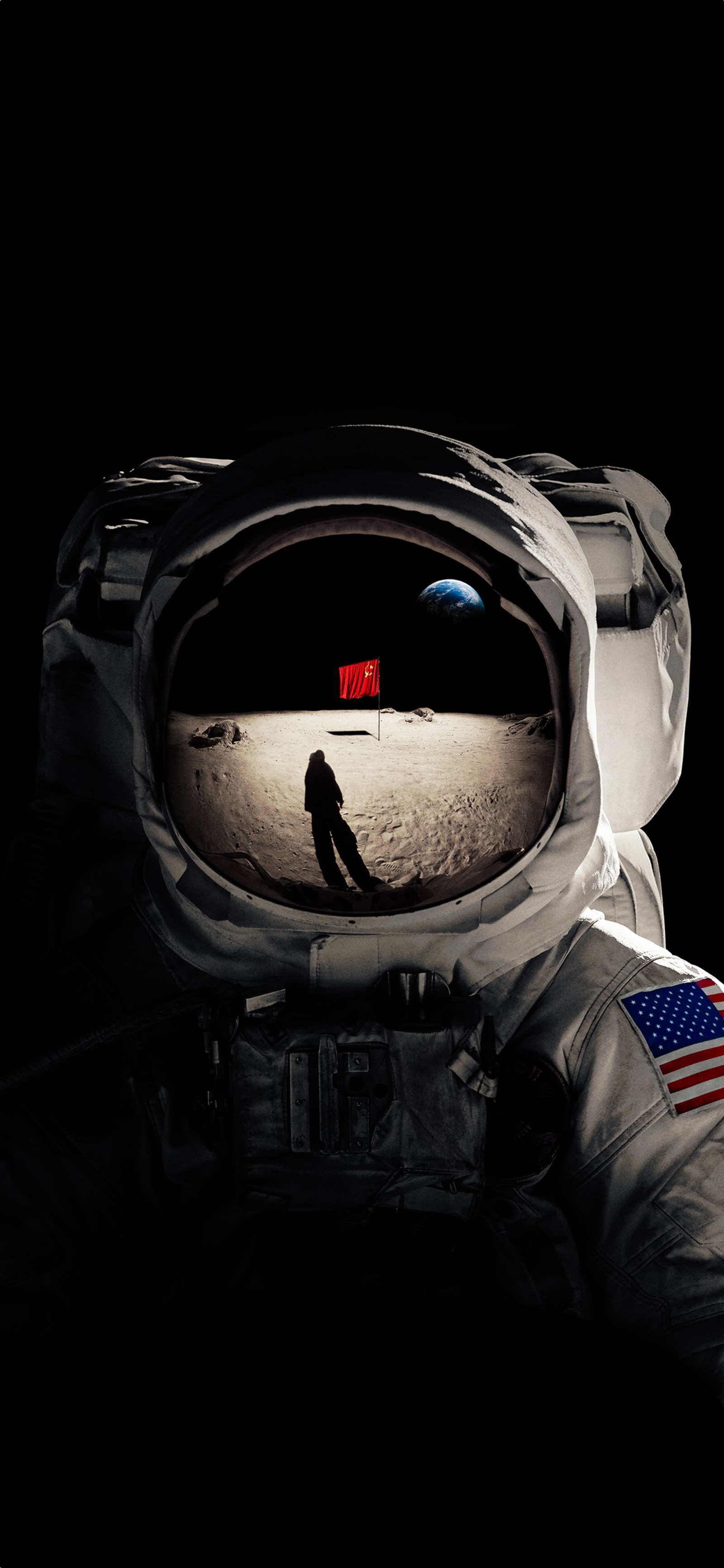 Astronauta em um traje espacial com a bandeira americana na superfície da lua (apple tv, drama, escuridão, espaço, espelho)