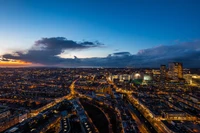 Deslumbrante paisagem urbana de Haia ao crepúsculo: uma vista aérea do horizonte urbano