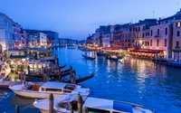 Abendliche Gelassenheit am Grand Canal: Ein Blick auf die Gondeln Venedigs und die beleuchtete Uferpromenade