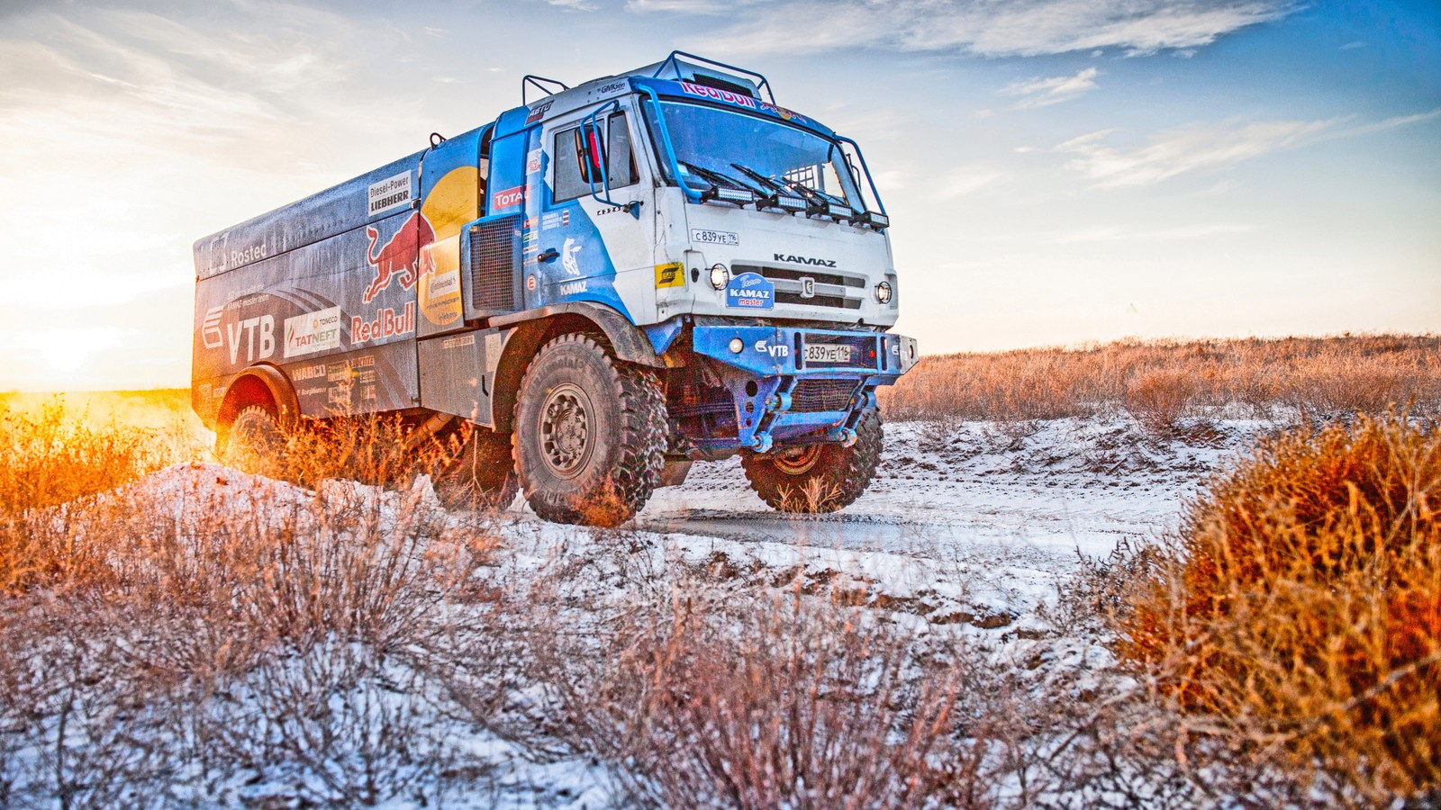 Крупный план грузовика, едущего по снежной дороге (камаз, kamaz, грузовик, транспорт, снег)