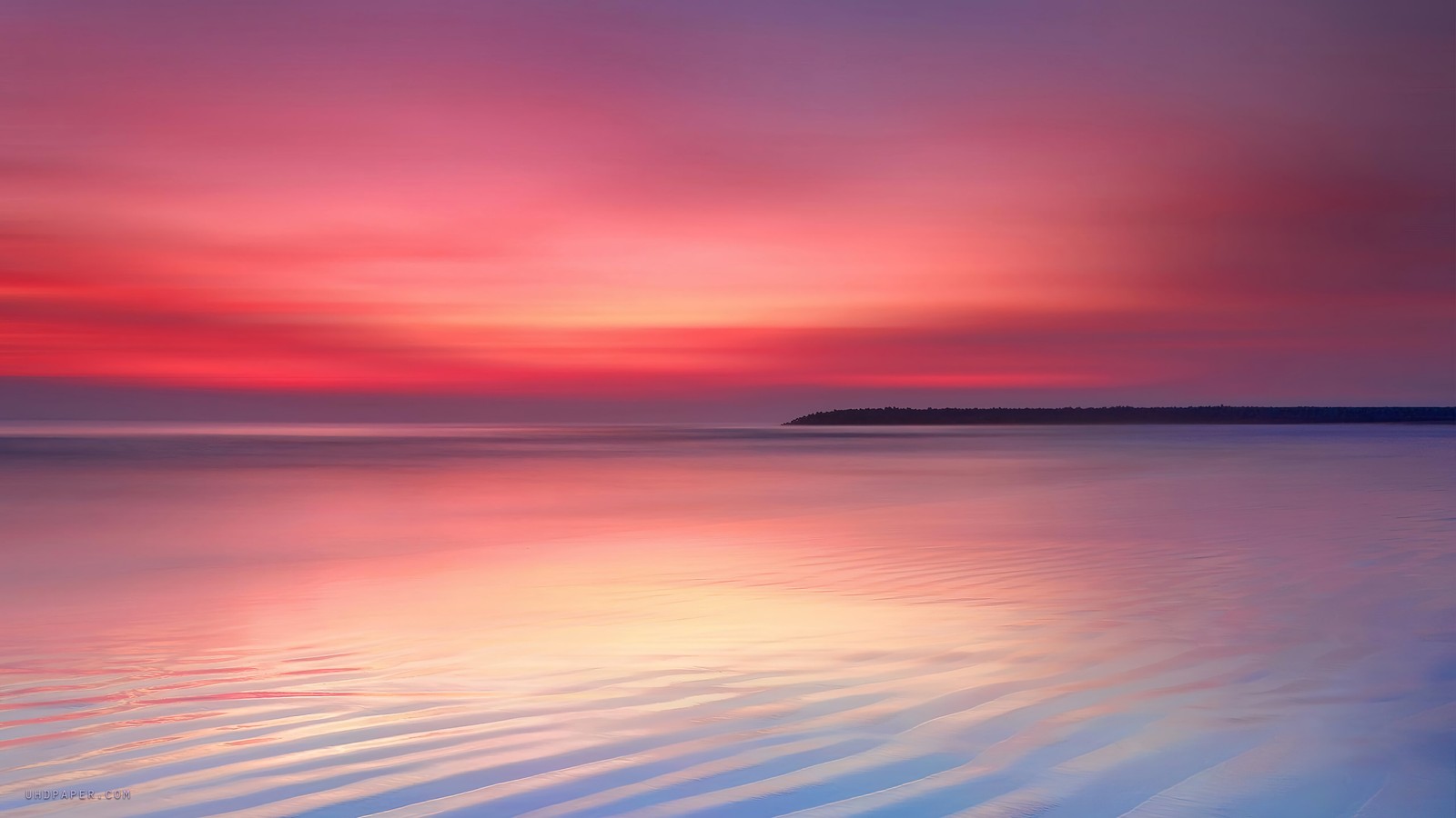 Un atardecer rojo y azul sobre el océano con olas (mar, atardecer, escenario)