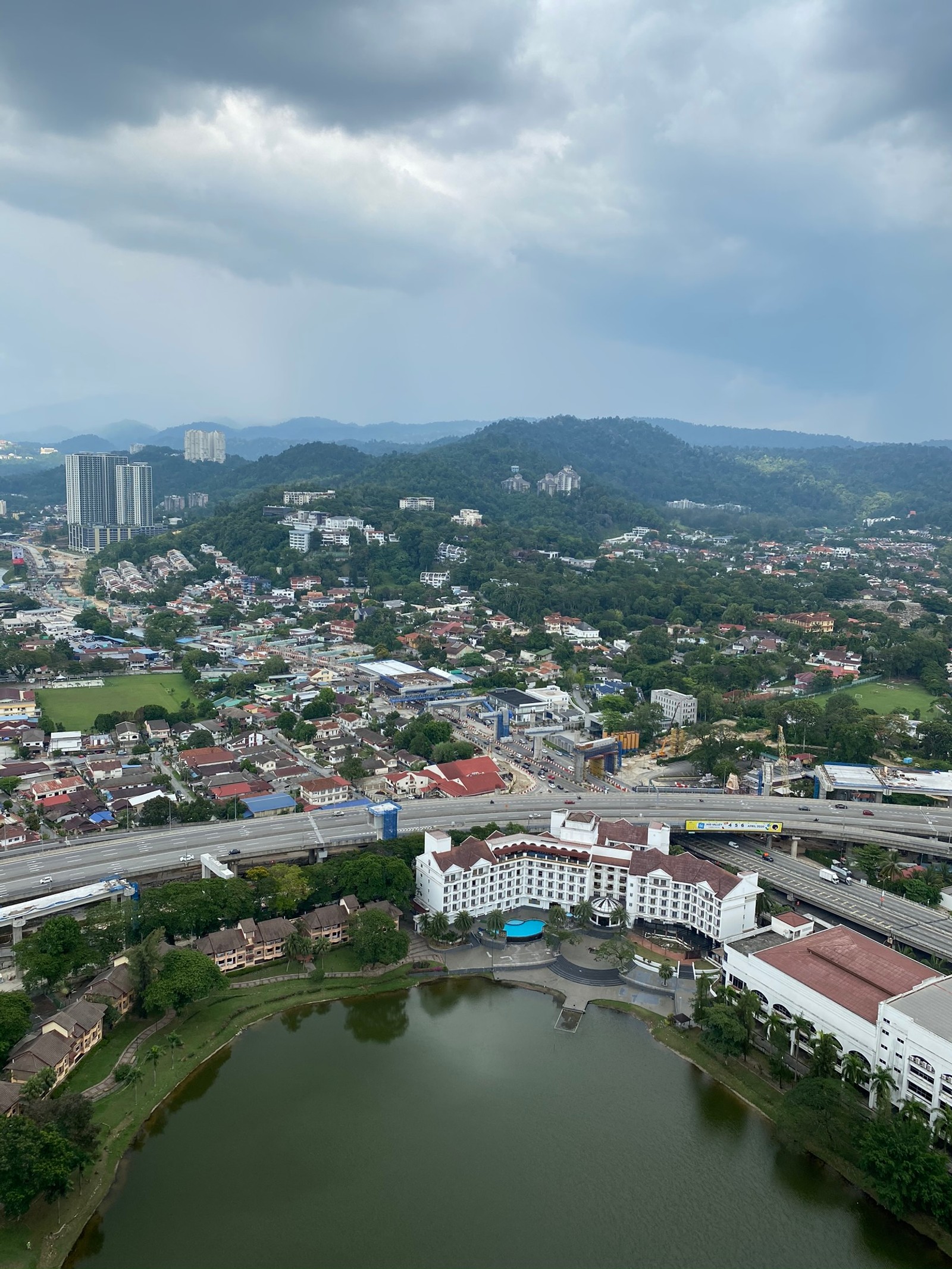 Vue aérienne d'une ville avec un lac et un pont (zone urbaine, nuage, ressources en eau, zone résidentielle, quartier)