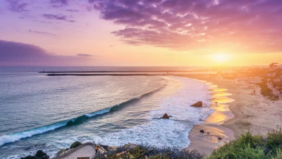 Deslumbrante pôr do sol sobre a costa da Califórnia em Corona Del Mar