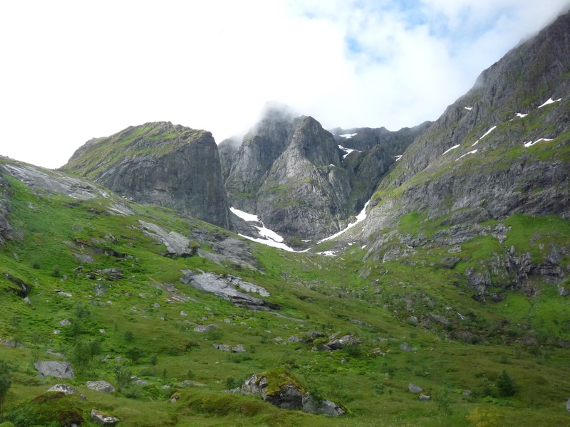 Мужчина стоит на холме с лошадью (возвышенность, лофотены, lofoten, фьорд, горные образования)