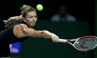 Joueur de tennis en action : étirement dynamique et concentration