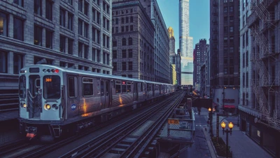 Chicago Hochbahn, die durch die Wolkenkratzer der Innenstadt fährt