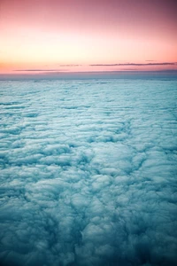 Serener Himmel: Draufsicht auf sanfte Wolken bei Sonnenuntergang