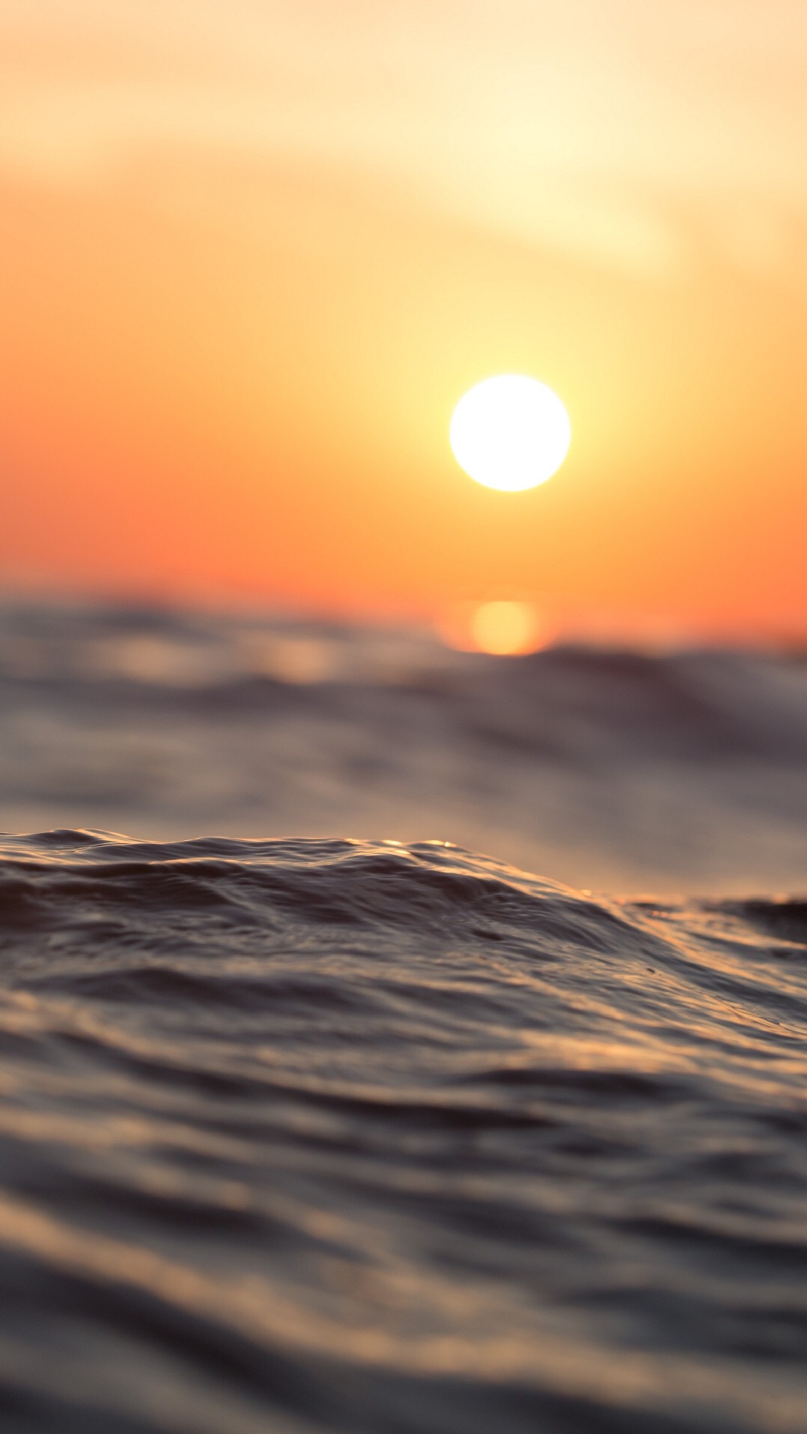 Sonnenuntergang über dem ozean mit einer welle im vordergrund (horizont, wasser, spa, meer, strand)