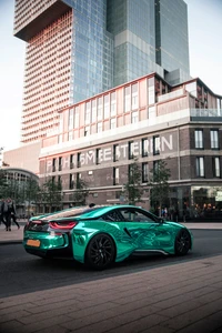 BMW i8 em envelopamento verde vibrante contra um fundo de arranha-céus urbanos