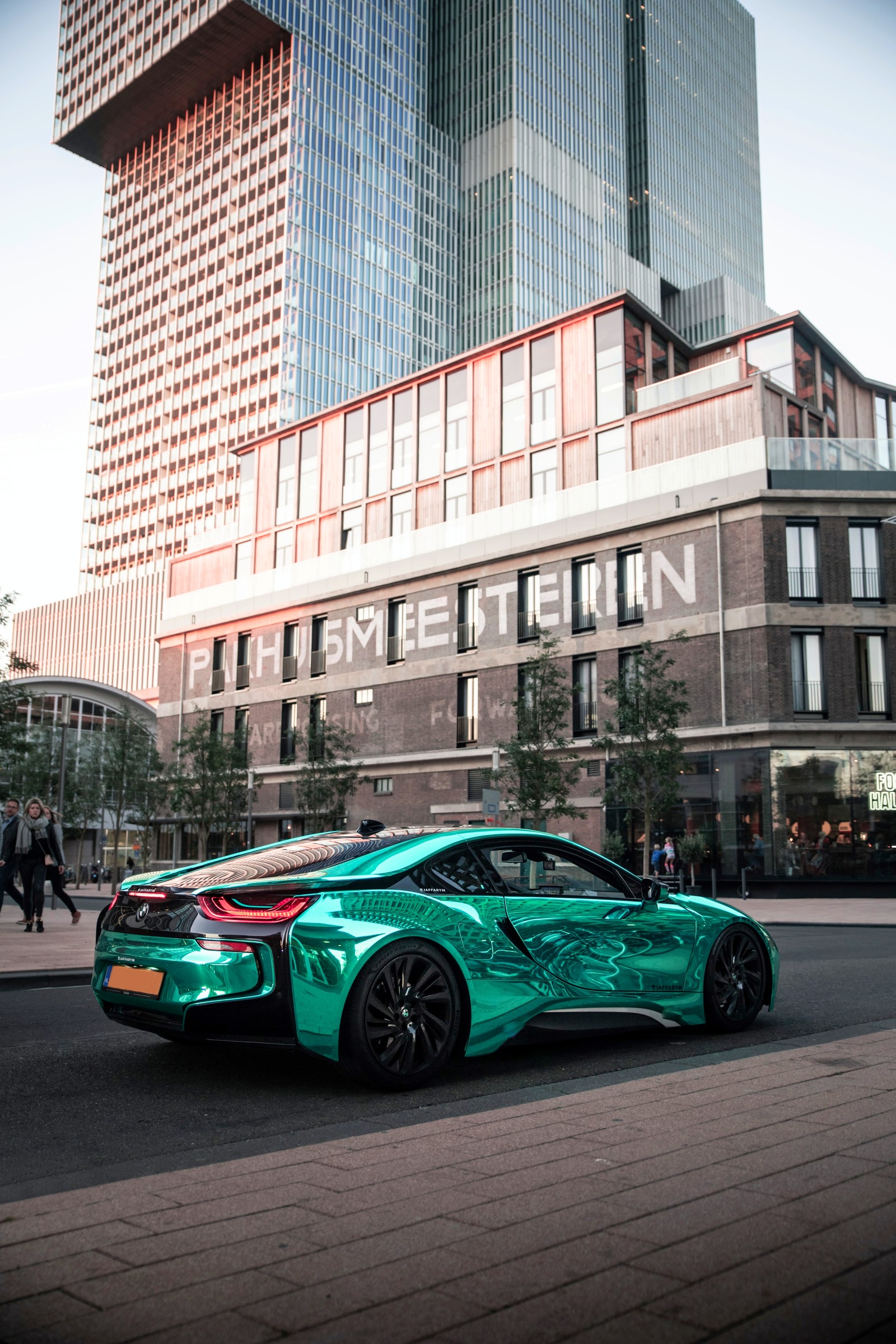 Um close de um carro verde estacionado em uma rua da cidade. (carro esportivo, bmw i8, carros, bmw m4, bmw)