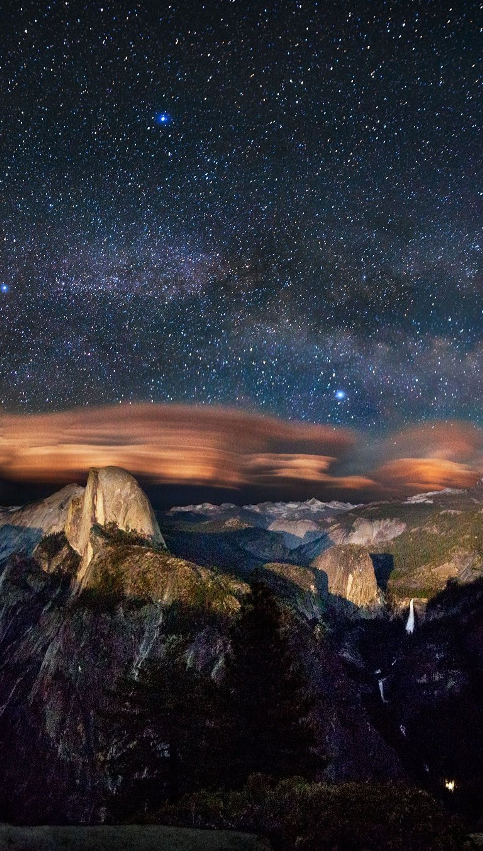 Sternklarer himmel über einem gebirgszug mit einem wasserfall (natur, himmel, raum, sterne)