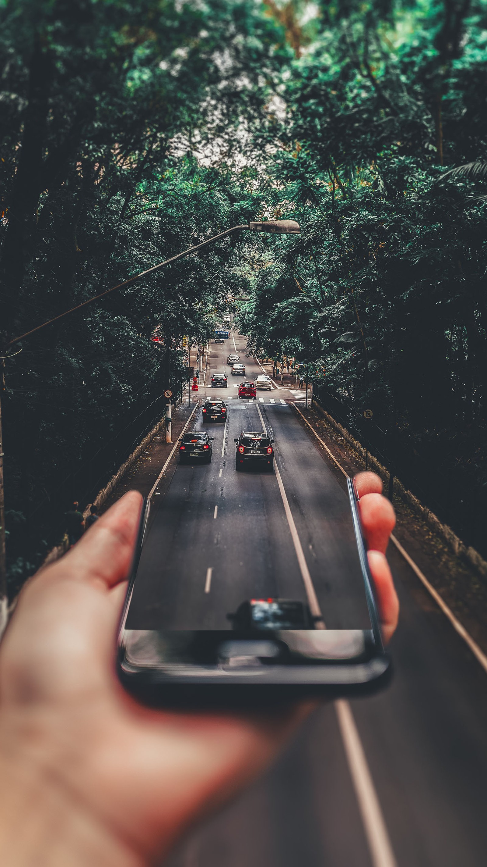 Alguém segurando um celular na mão em uma estrada (hd, marinha, navios, titanic, moderno)