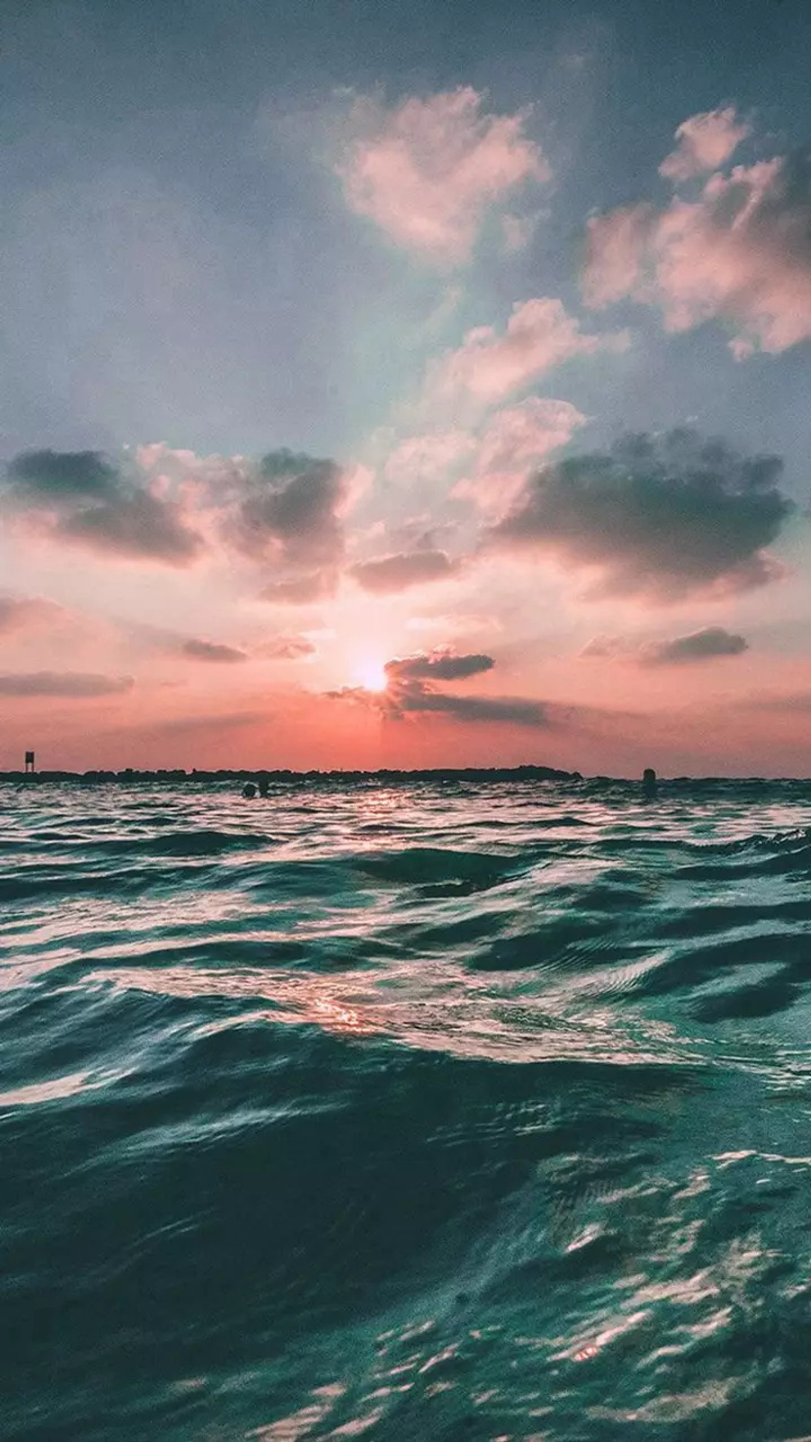 Pôr do sol sobre o oceano com um barco ao longe (estética, praia, bonito, oceano, por do sol)