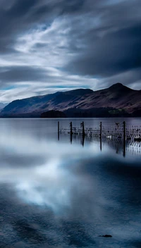 Reflejo sereno del lago en medio de majestuosas montañas